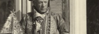 Portrait de Pablo Picasso déguisé en toréro et tenant un petit sapin de Noël en papier sur le perron de La Californie, Cannes, en 1956