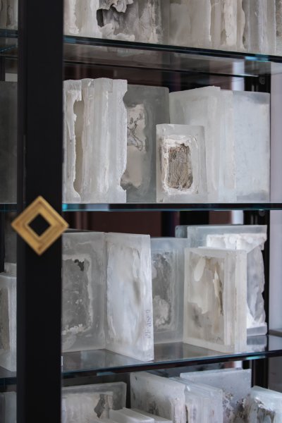 Bibliothèque cristallisée Pablo Picasso, 2020-2024 cristallisation au livre perdu verre optique, 168 éléments. Maître verrier Olivier Juteau