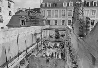 Vue extérieure du chantier de l'Hotel Salé en 1981