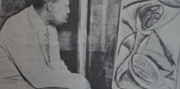 L’artiste T. J. Molefhe devant un croquis préparatoire de Picasso pour Les Demoiselles d’Avignon, 1907. Photographie publiée dans First Biennal International Congress of African Culture, Rhodes National Gallery, 1961, non paginé.