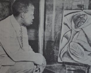 L’artiste T. J. Molefhe devant un croquis préparatoire de Picasso pour Les Demoiselles d’Avignon, 1907. Photographie publiée dans First Biennal International Congress of African Culture, Rhodes National Gallery, 1961, non paginé.