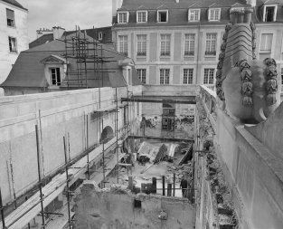 Vue extérieure du chantier de l'Hotel Salé en 1981