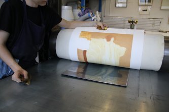 Impression de la gravure  Maternité, atelier de Chalcographie, juin 2023