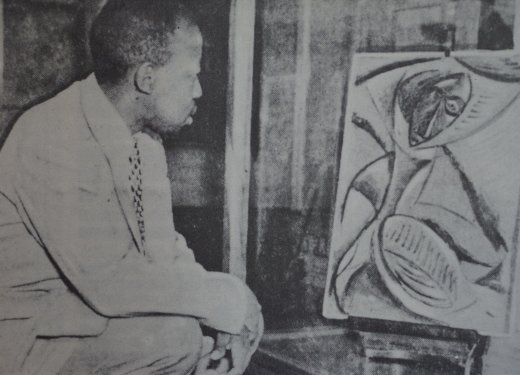 L’artiste T. J. Molefhe devant un croquis préparatoire de Picasso pour Les Demoiselles d’Avignon, 1907. Photographie publiée dans First Biennal International Congress of African Culture, Rhodes National Gallery, 1961, non paginé.