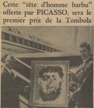 M. Le Bolès, directeur régional d’Air Afrique remettant le tableau de Picasso, Tête d’homme barbu, à M. Angrand, secrétaire permanent et administratif du Comité du Festival, photographie publiée dans Dakar matin, 18 mars 1966. 