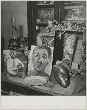 Nick de Morgoli, La Bibliothèque et une table sur laquelle sont posées une photographie de Paulo, une « Tête de jeune homme » et d'autres oeuvres à l'atelier des Grands-Augustins, Paris, 1947 Musée national Picasso-Paris Don Succession Picasso, 1992