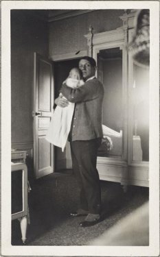 Anonyme  Pablo Picasso avec son fils Paulo nouveau-né, rue La Boétie, Paris, février 1921  Musée national Picasso-Paris  Don Succession Picasso, 1992